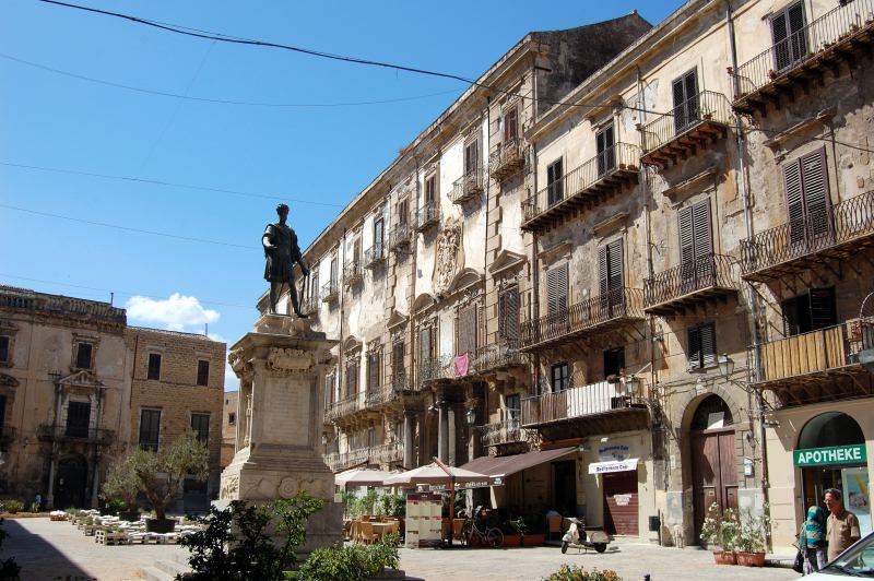 Immagine palazzo con veduta piazza Bologni e carlo V