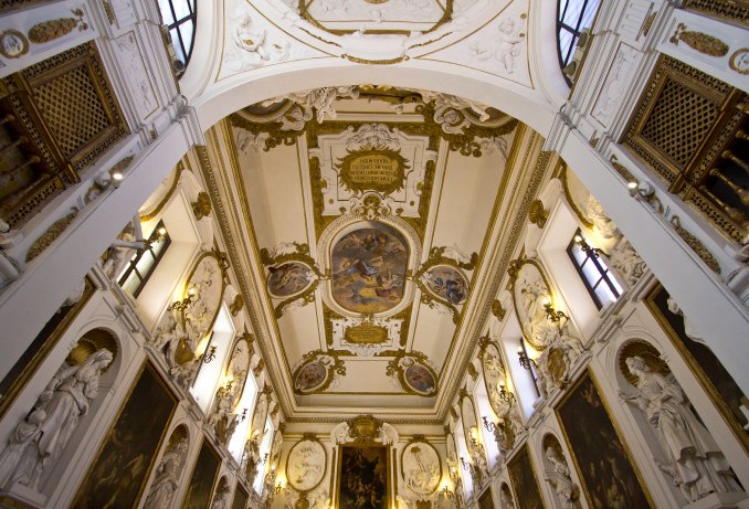 Immagine interno altare
